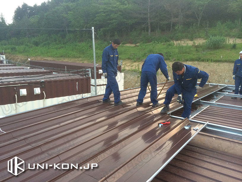 食堂用連結連棟コンテナハウス現地屋根工事中2