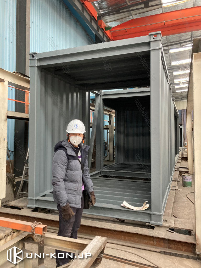 コンテナハウス実物生産――筆者と8Ftx2台イレギュラーコンテナハウス連合体