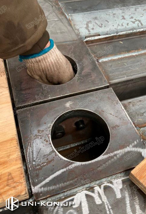 コンテナ建築におけるコンテナ間の連結(ボルト連結)uni-kon